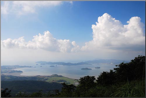 정상에서 바라본 다도해. 가운데 보이는 큰 섬이 소록도입니다. 